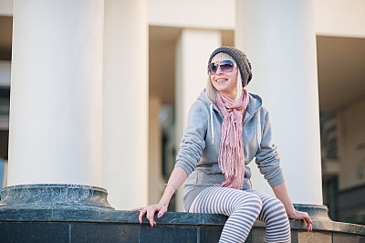 ¡No desnudes las piernas en invierno, usa un par de calcetines para lucir a la moda!